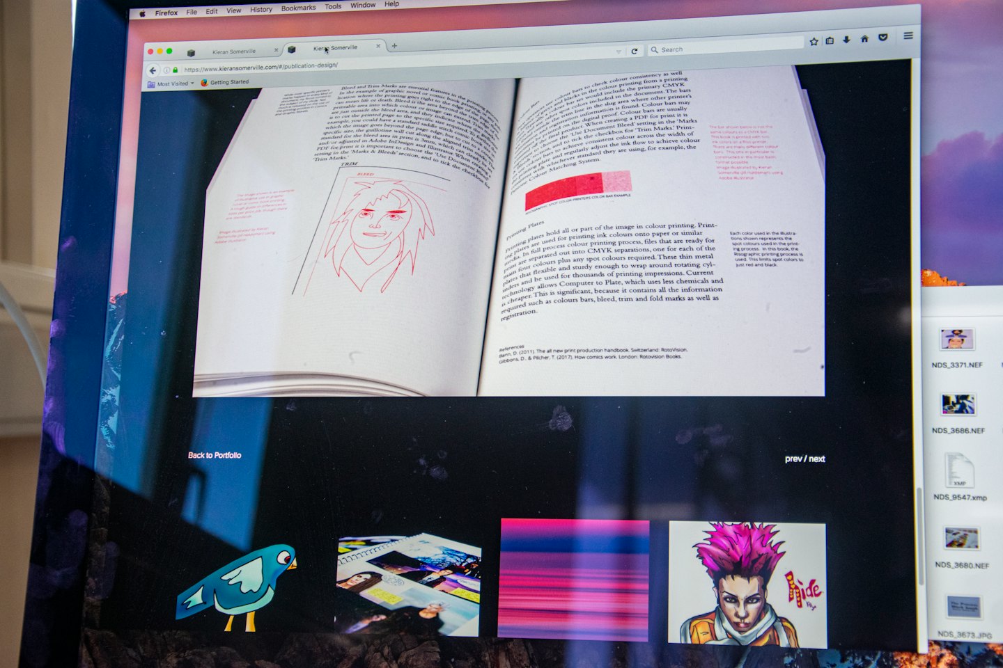 Pantalla de ordenador mostrando un navegador web con un portafolio de diseño.